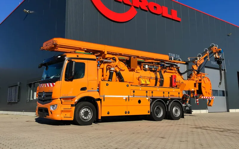 KROLL WRS 1 in Orange auf Mercedes-Fahrgestell vor dem KROLL-Werk in Hünxe