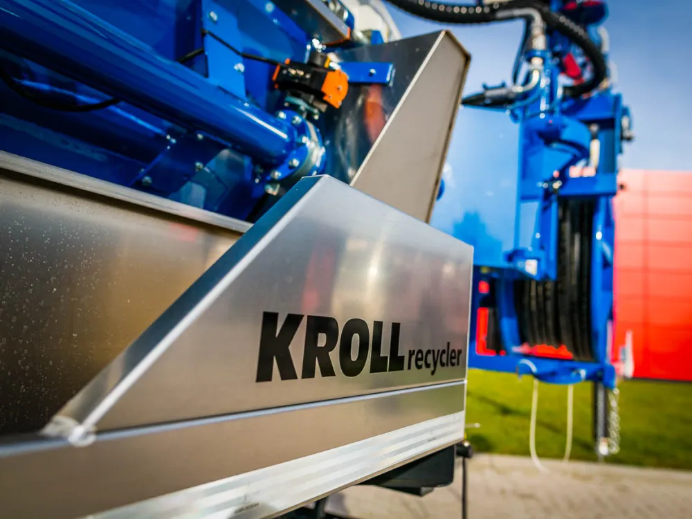 Detail eines KROLL-Recyclers mit Edelstahl-Verkleidung und blauem Aufbau