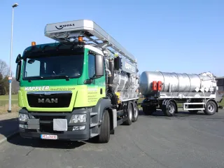 Saugfahrzeug mit Edelstahl-Saug-Anhänger als Gespann