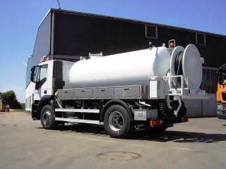 Weißes HD-Spülfahrzeug mit zylindrischem Wasserbehälter und Hochdruck-Spülhaspel am Heck