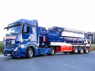 Blauer Saug-Sattelzug in Seitenansicht von vorn