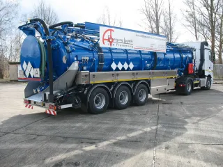 Blauer Saug-Sattelauflieger mit Edelstahl-Unterbau, Heck mit Saugschlauch