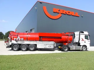 Roter Dreiachs-Saug-Sattelauflieger in Seitenansicht vor dem KROLL-Werk in Hünxe