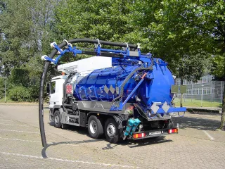 Blaues Saugfahrzeug mit Saugausleger und Saugschlauch, Heckansicht
