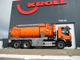 Orangefarbenes Saugfahrzeug in Seitenansicht vor dem KROLL-Werk in Hünxe