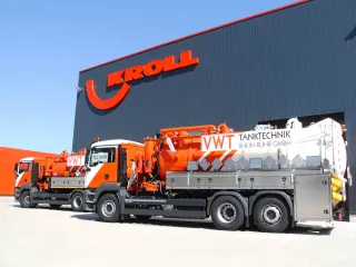 Tankreinigungsfahrzeug mit Mehrkammeraufbau vor dem KROLL-Werk, dahinter ein zweites Fahrzeug