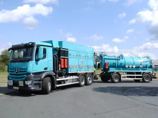 Türkisfarbenes Mehrkammer-Saugfahrzeug mit Saug-Anhänger als Gespann