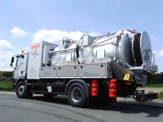 Mehrkammer-Saugfahrzeug mit Edelstahltank und Staukoffer in Seitenansicht