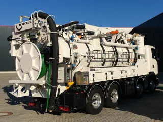 Weißes Saug-Spülfahrzeug mit Wasserrückgewinnung, Heck mit Hochdruck-Schlauchhaspel