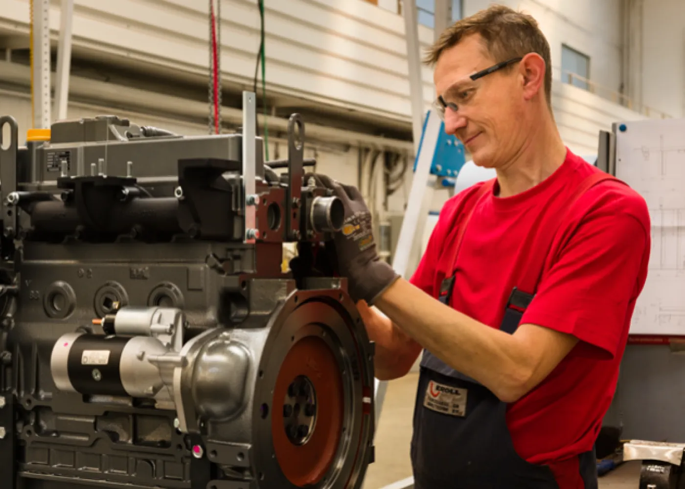 KROLL-Servicetechniker bei der Instandsetzung eines Motors in der Werkstatt