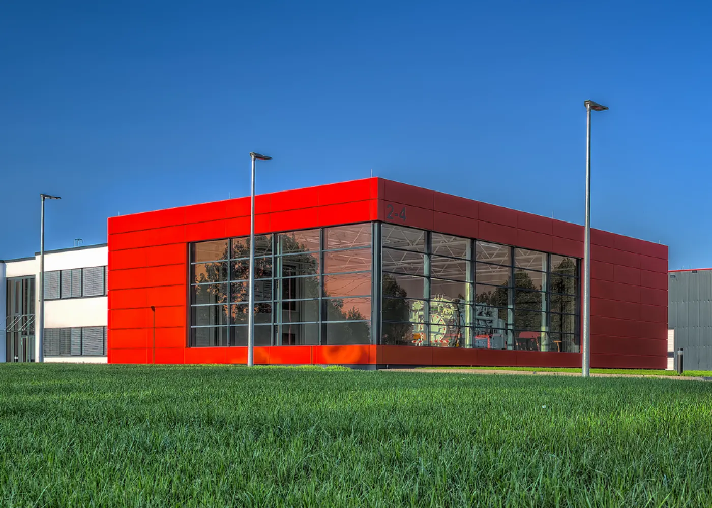 KROLL-Werk in Hünxe mit rotem Verwaltungsbau und Produktionshalle