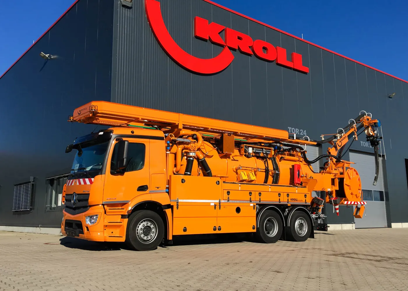 KROLL WRS 1 in Orange auf Mercedes-Fahrgestell vor dem KROLL-Werk in Hünxe